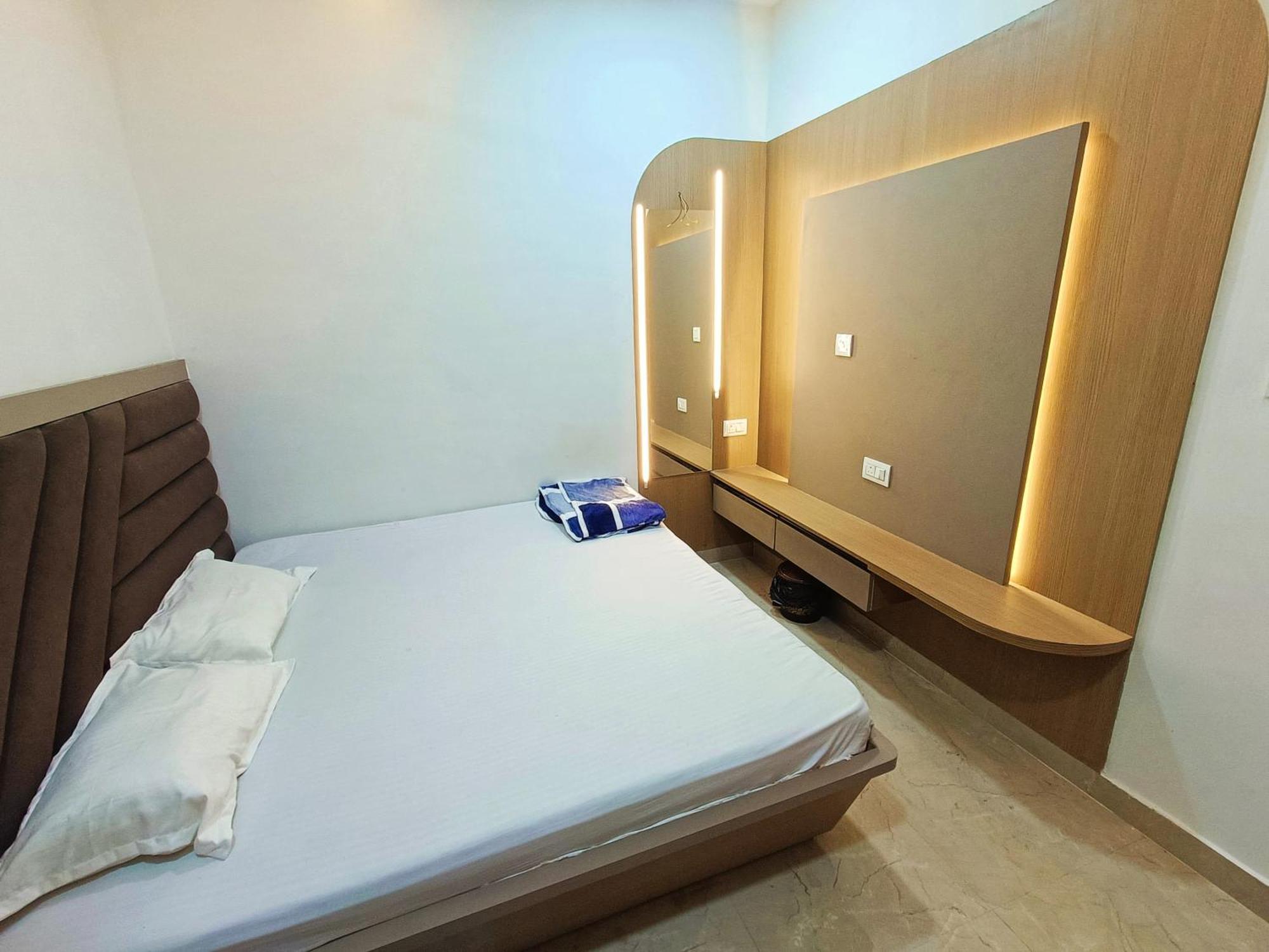 Shri Radha Rani Kripa Dham Hotel Mathura Bagian luar foto