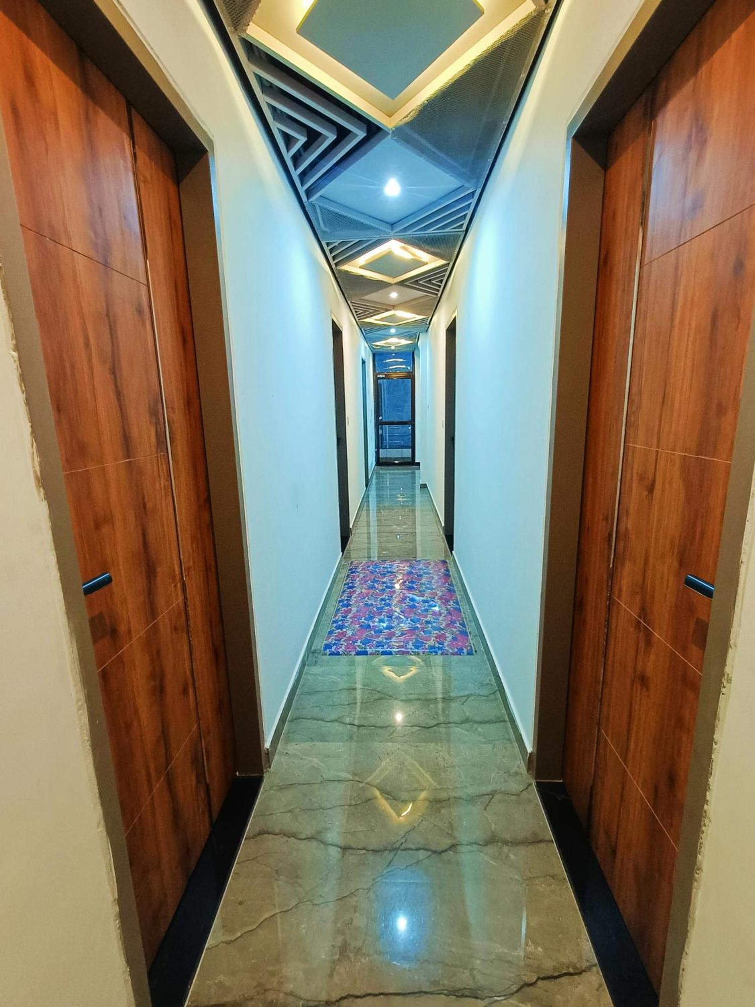 Shri Radha Rani Kripa Dham Hotel Mathura Bagian luar foto