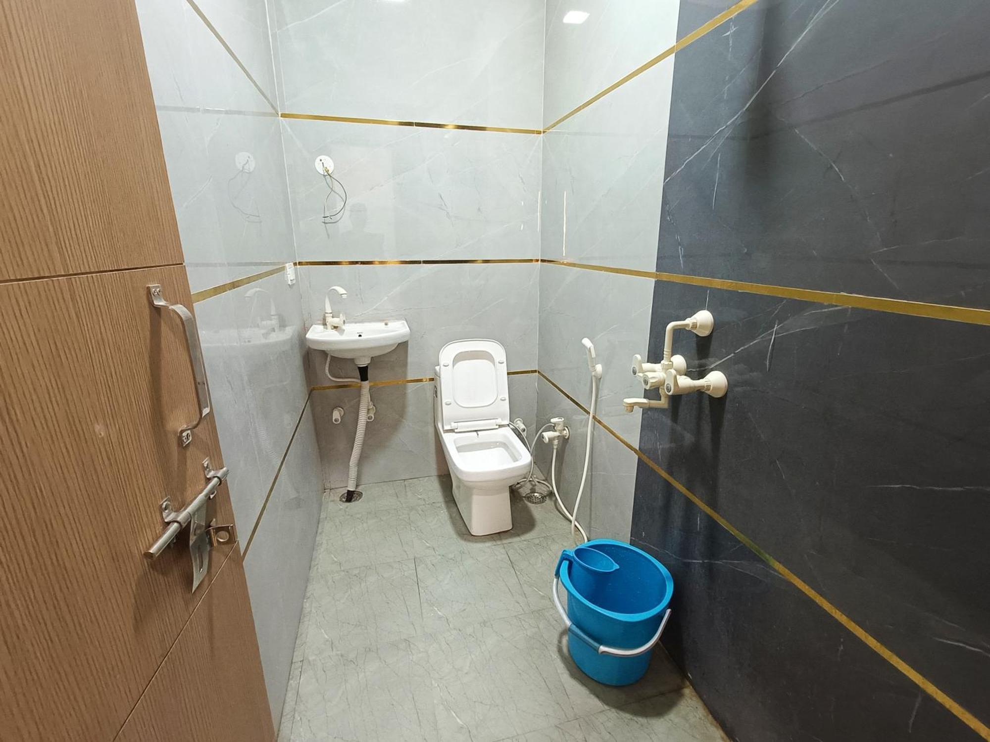 Shri Radha Rani Kripa Dham Hotel Mathura Bagian luar foto