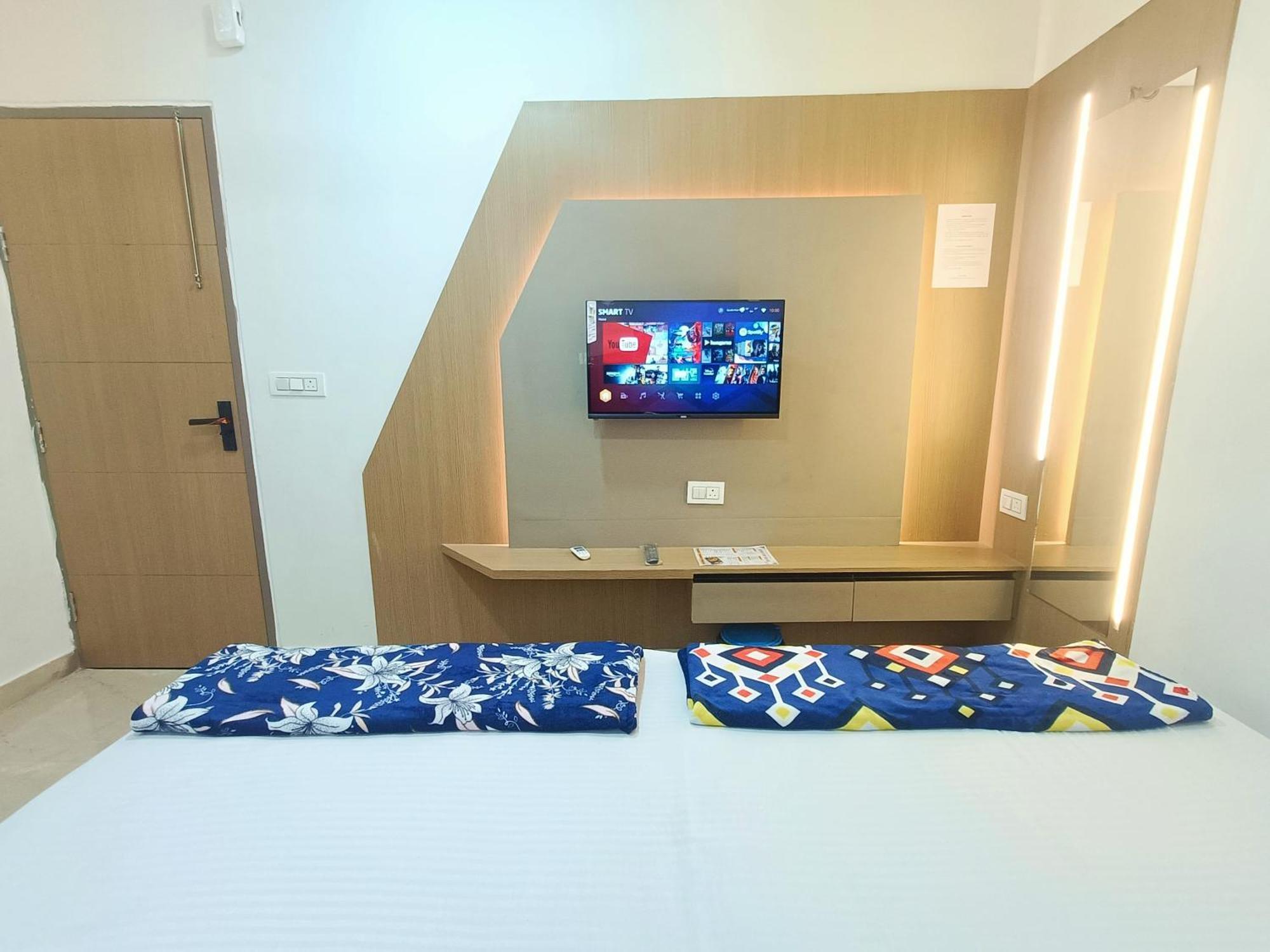 Shri Radha Rani Kripa Dham Hotel Mathura Bagian luar foto